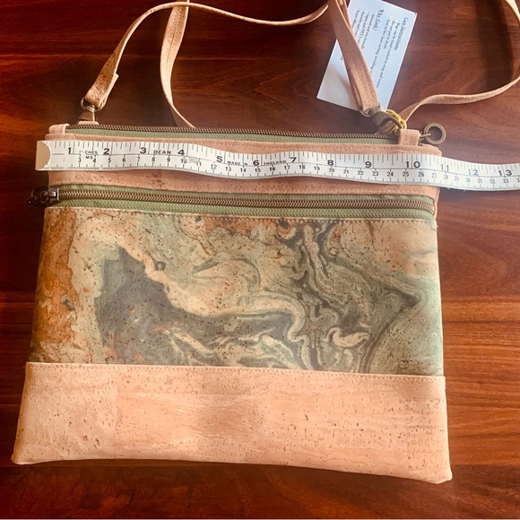 Beautiful CORK vegan crossbody bag NWT - Picture 7 of 8